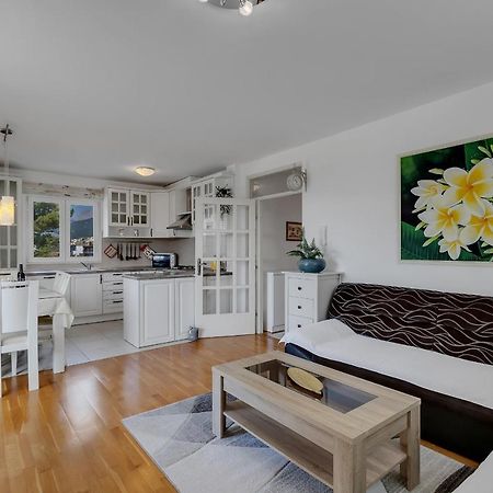 Apartment Pine Fine With Free Parking Makarska Exterior foto