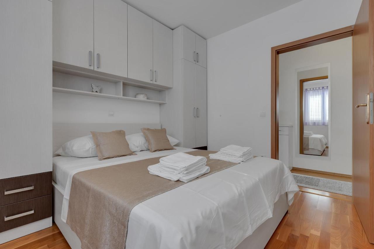 Apartment Pine Fine With Free Parking Makarska Exterior foto