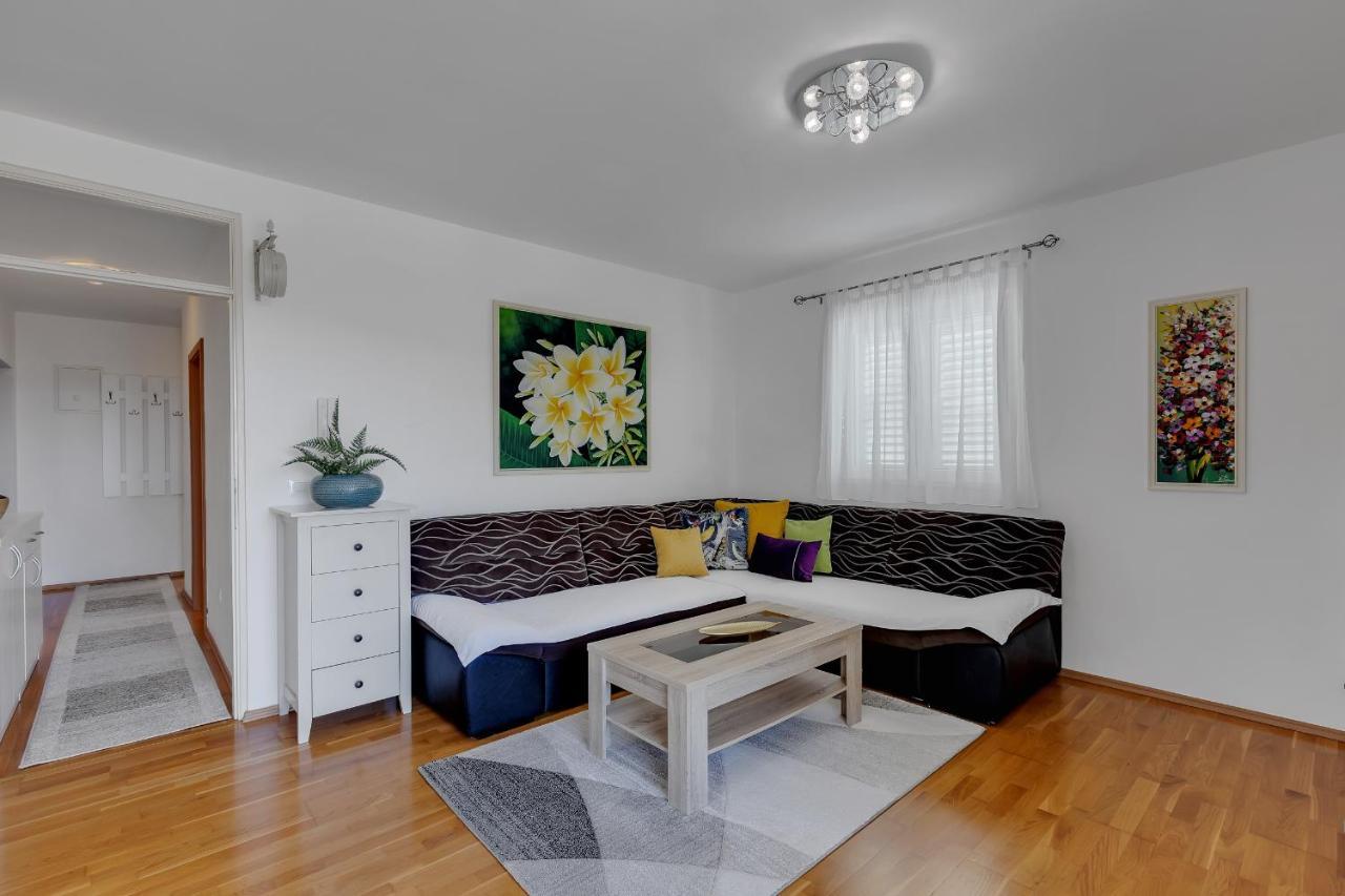 Apartment Pine Fine With Free Parking Makarska Exterior foto