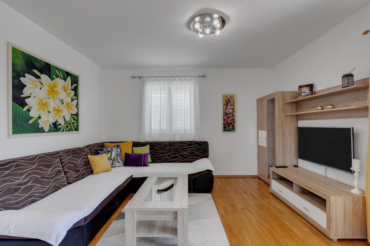 Apartment Pine Fine With Free Parking Makarska Exterior foto